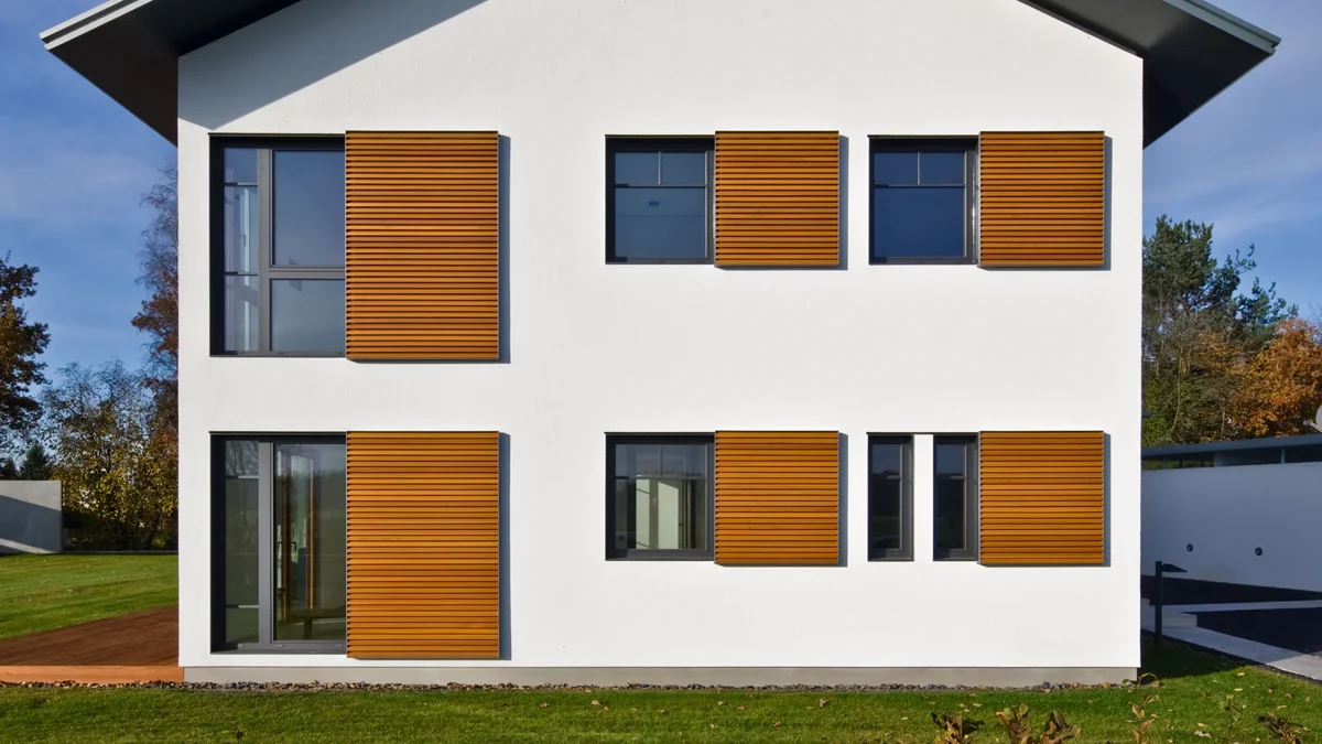 ©Sto Houtskeletbouw met witte sierpleistergevel en thermische buitenmuurisolatie StoTherm