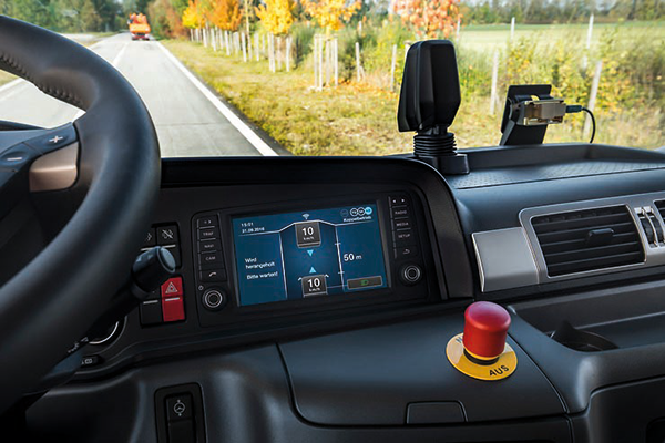 véhicule automatisé muni d'un panneau d'avertissement et capable de se déplacer sans chauffeur.