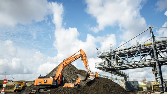08 - (c)DMOW - Stortplaats. Een kraan schept filterkoeken op om dumpers mee te beladen_-800x600