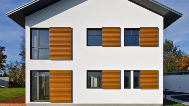 ©Sto Houtskeletbouw met witte sierpleistergevel en thermische buitenmuurisolatie StoTherm